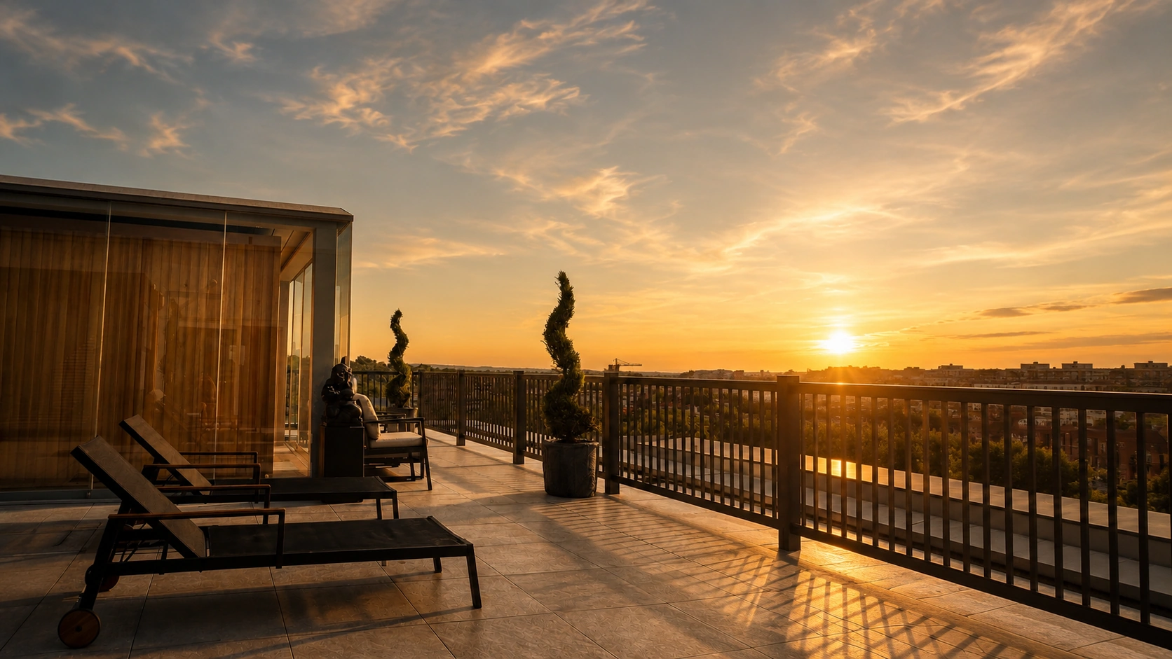 Dachterrasse des Luma bei Sonnenuntergang